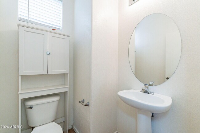 Building Photo - 1078 E Saragosa St