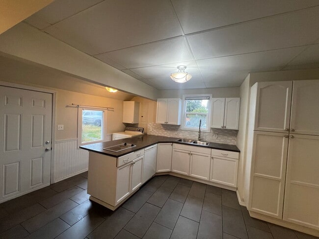 Building Photo - Prime Lakeway Location – Minutes to WWU, Whole Foods, I-5 & Downtown Bellingham