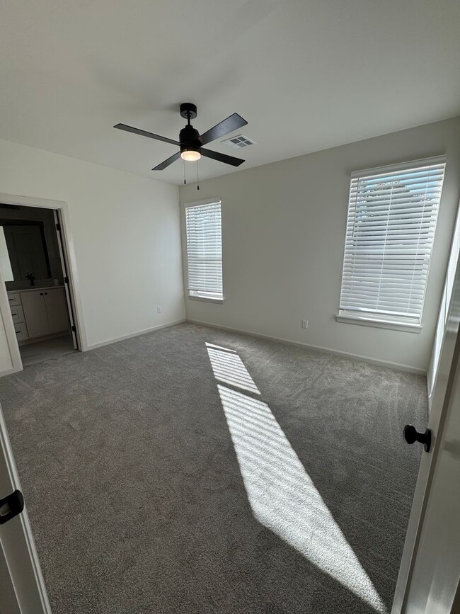 Building Photo - 3 Bed | 2 Bath Luxury Duplex | Move-in pro...