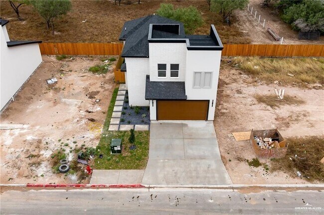 Building Photo - 17 E Solar Dr