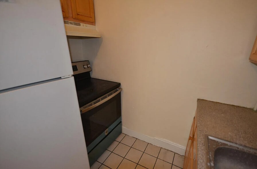 Building Photo - 208 Kelton St
