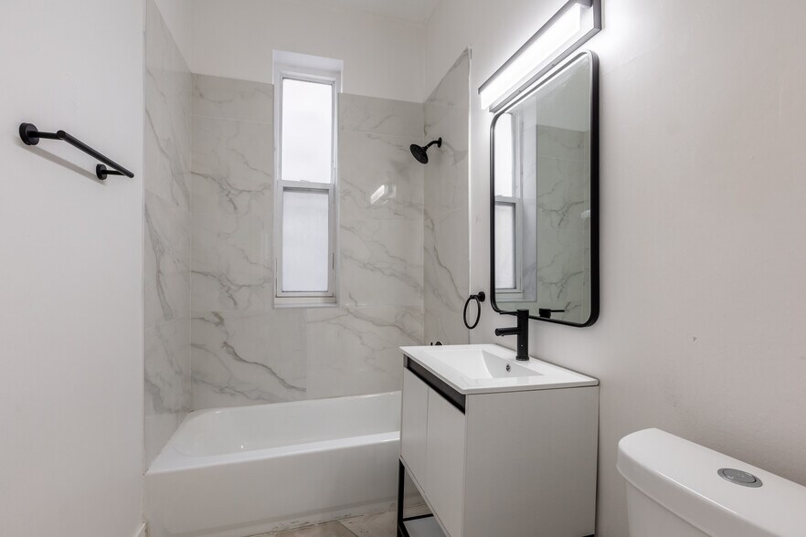 Building Photo - 3211 W Le Moyne St