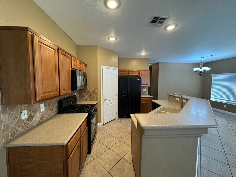 kitchen with the old color - 8799 Horizon Wind Ave