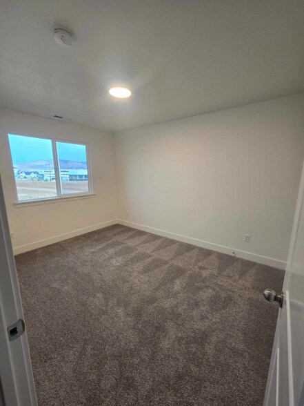 Building Photo - 1561 W Skyline Dr
