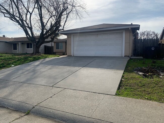 Building Photo - 3bed 2bath available in Rosemont! Pet frie...