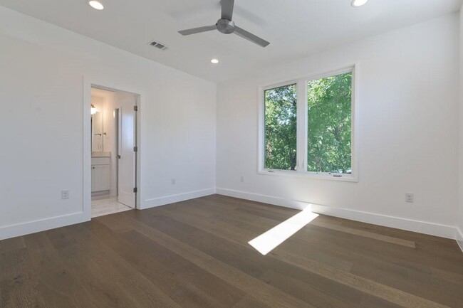 Building Photo - 2504 E 6th St