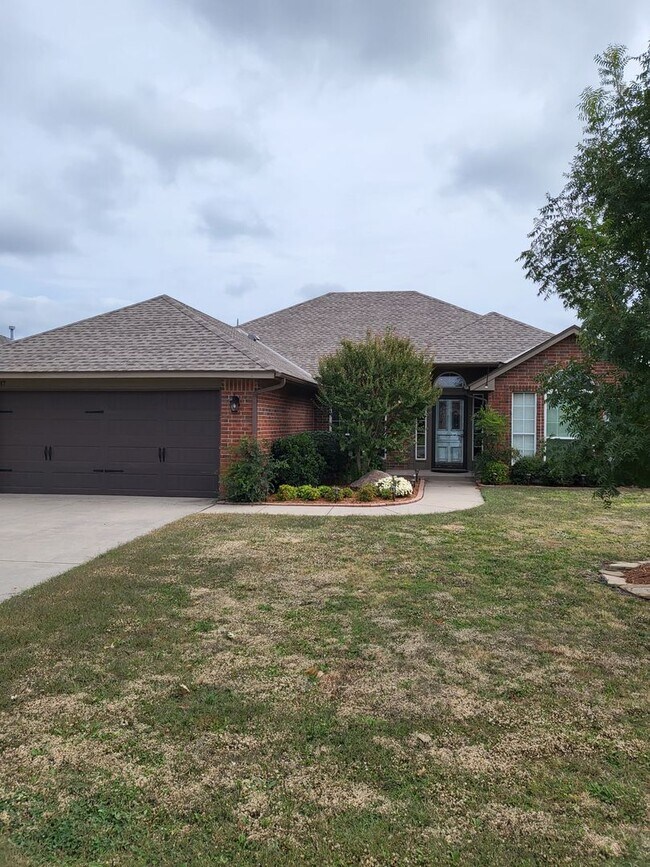 Building Photo - (3) Bed/(2) Bath + Study/Office in NW Norman! Storm Shelter! Neighborhood Pool!