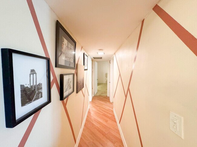 Building Photo - 124 NE 19th Ct