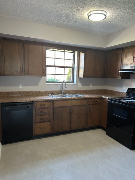 Building Photo - 120 Skyline Dr