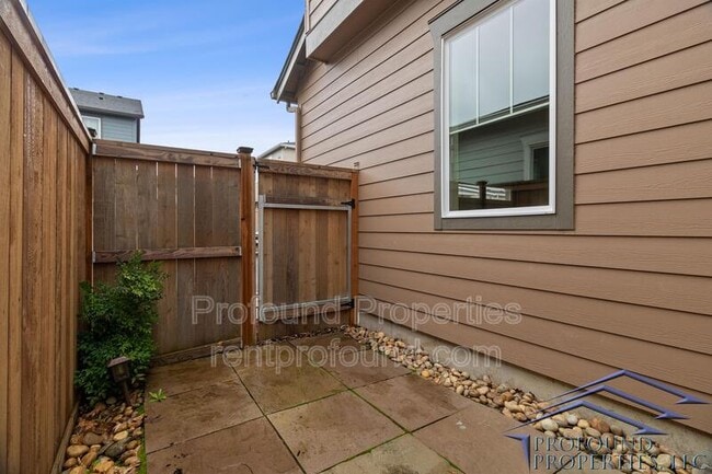 Building Photo - 6843 SE Red Alder St