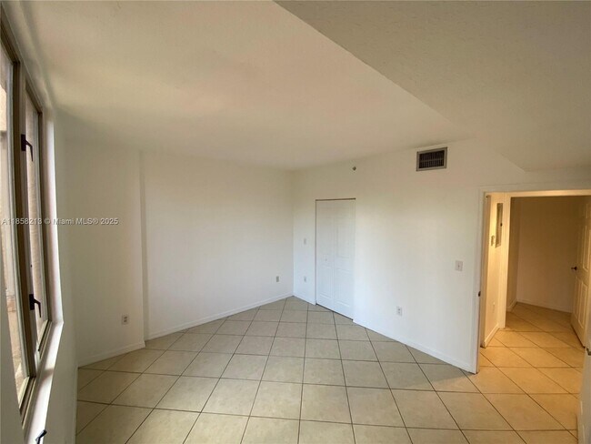 Building Photo - 2630 SW 28th St