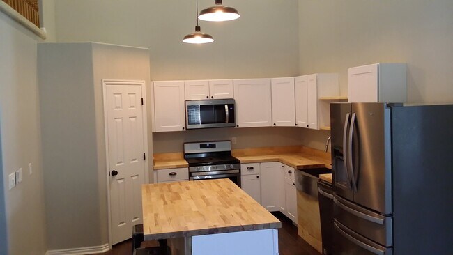 Building Photo - 88 River Pointe Dr