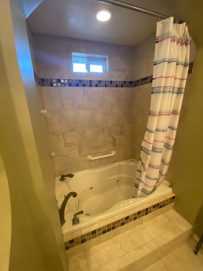 Building Photo - Beautiful 3 Bedroom Home in NE Albuquerque