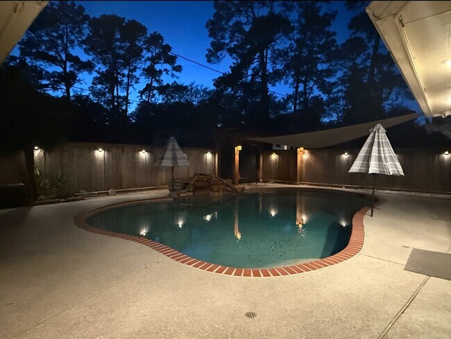Building Photo - 12907 Lake Mist Dr