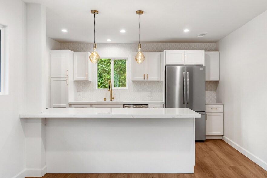 Building Photo - 15836 Chatsworth St