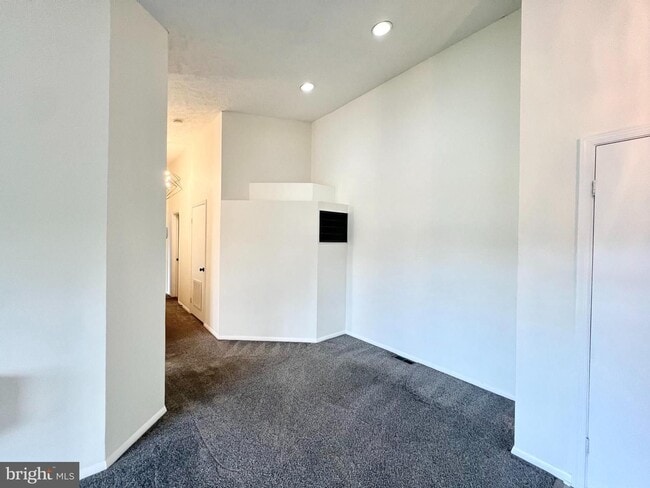 Building Photo - Beautiful Updated 2 bd 2 bth Penthouse Con...