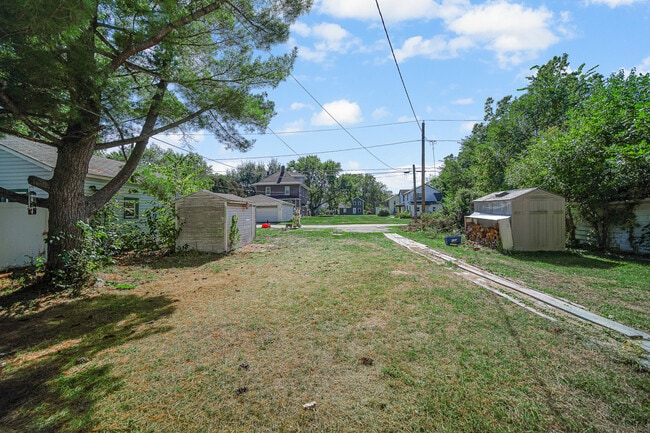 Building Photo - 123 W Waupansie St