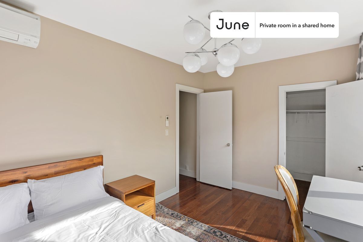 Building Photo - Private bedroom in 3 bed/1 bath Home