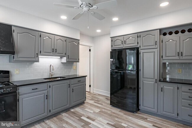 Building Photo - 910 E Bellevue Ave