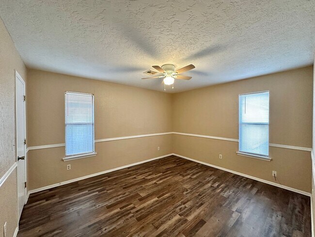 Building Photo - New flooring and paint!