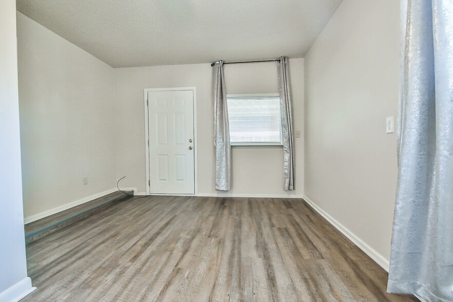 Building Photo - 711 6th Plz