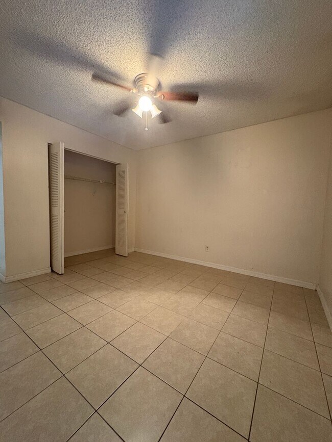 Building Photo - Top-Floor 2 Bed / 2 Bath Condo in Sought-A...