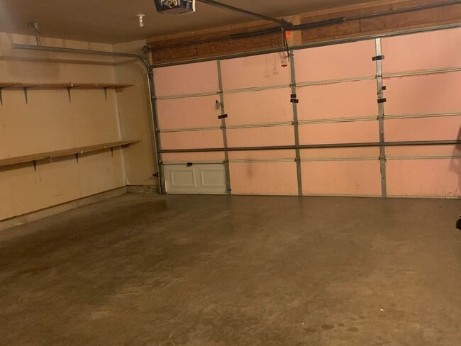 Building Photo - 3 Bedroom Twinhome