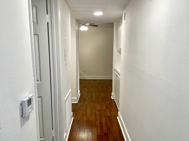 Building Photo - Beautiful 2 Bed/2 Bath with Hardwood Floors, Central Air Conditioning, Stainless Steel Appliances...