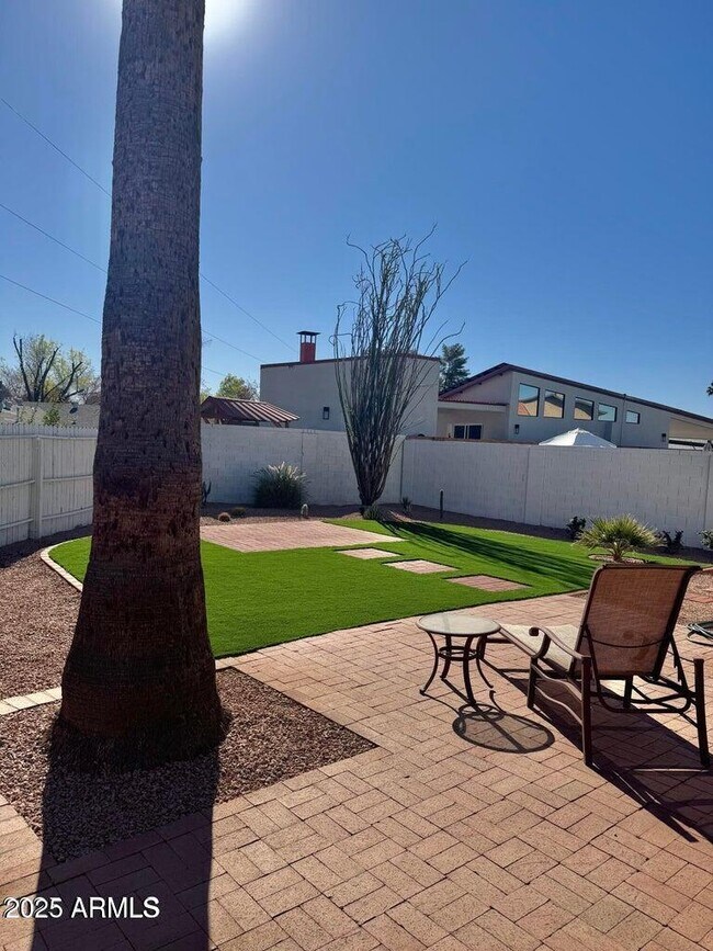 Building Photo - 1401 W Ocotillo Rd