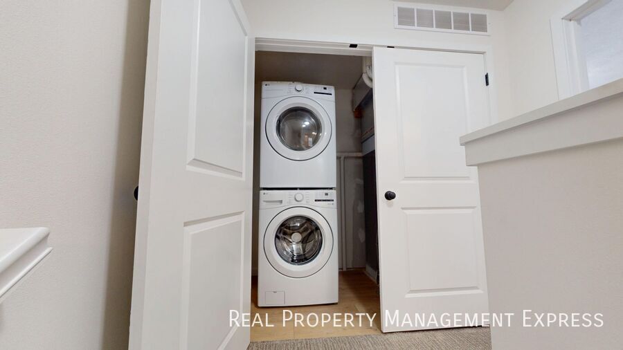 Building Photo - Stylish 1 Bed 1.5 Bath Townhome