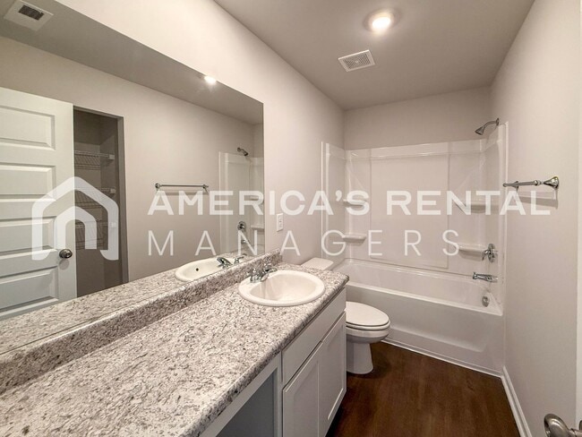 Building Photo - Escape to Lakeside Living in Lincoln! Available to View Now!