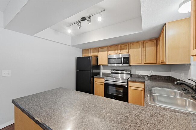 Building Photo - 10315 Carrollwood Ln