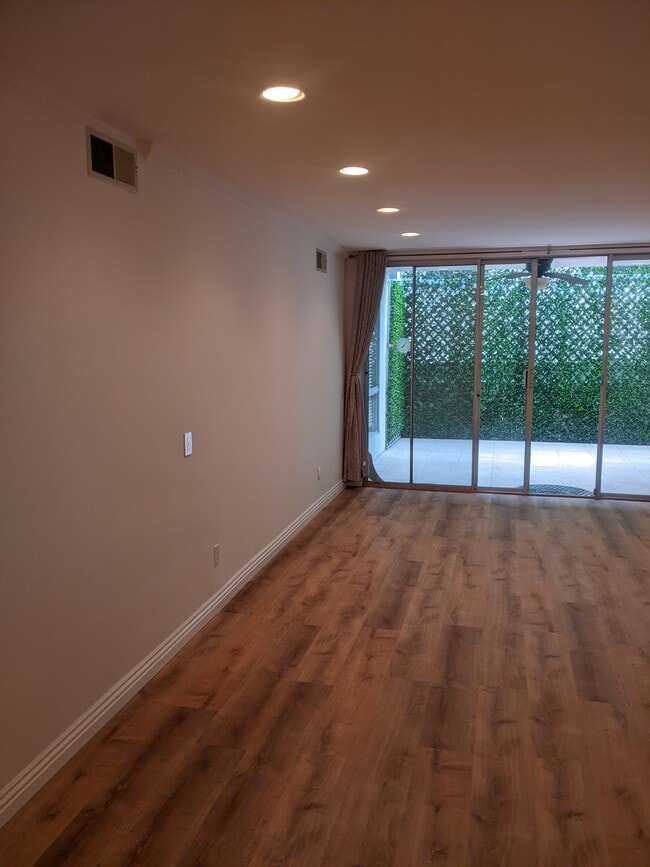 Living Room - 415 Montana Ave