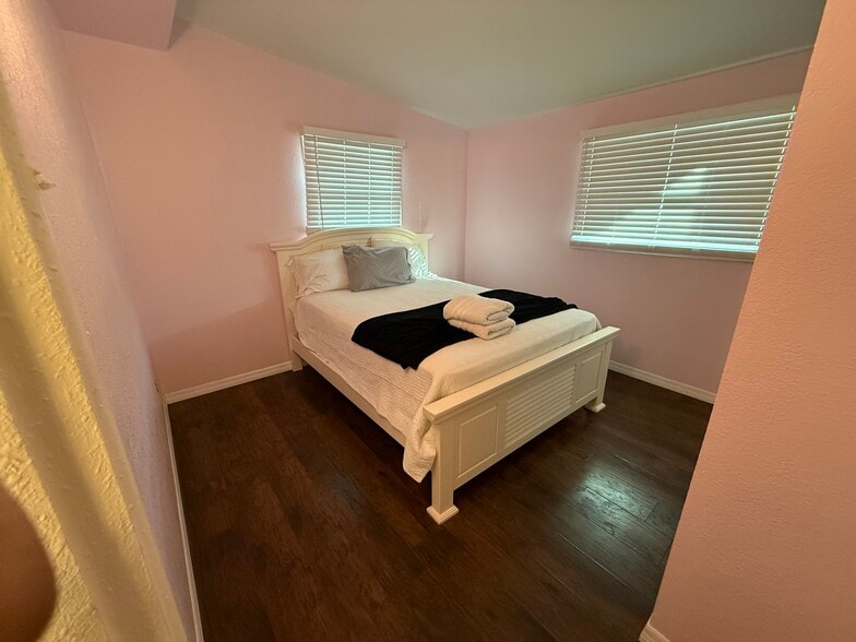 Building Photo - 10495 118th Ave