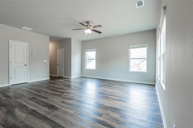 Building Photo - 9220 Golfview Cir