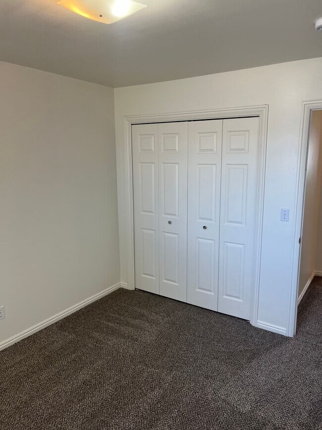 Building Photo - Baggs Pleasant Grove Duplex