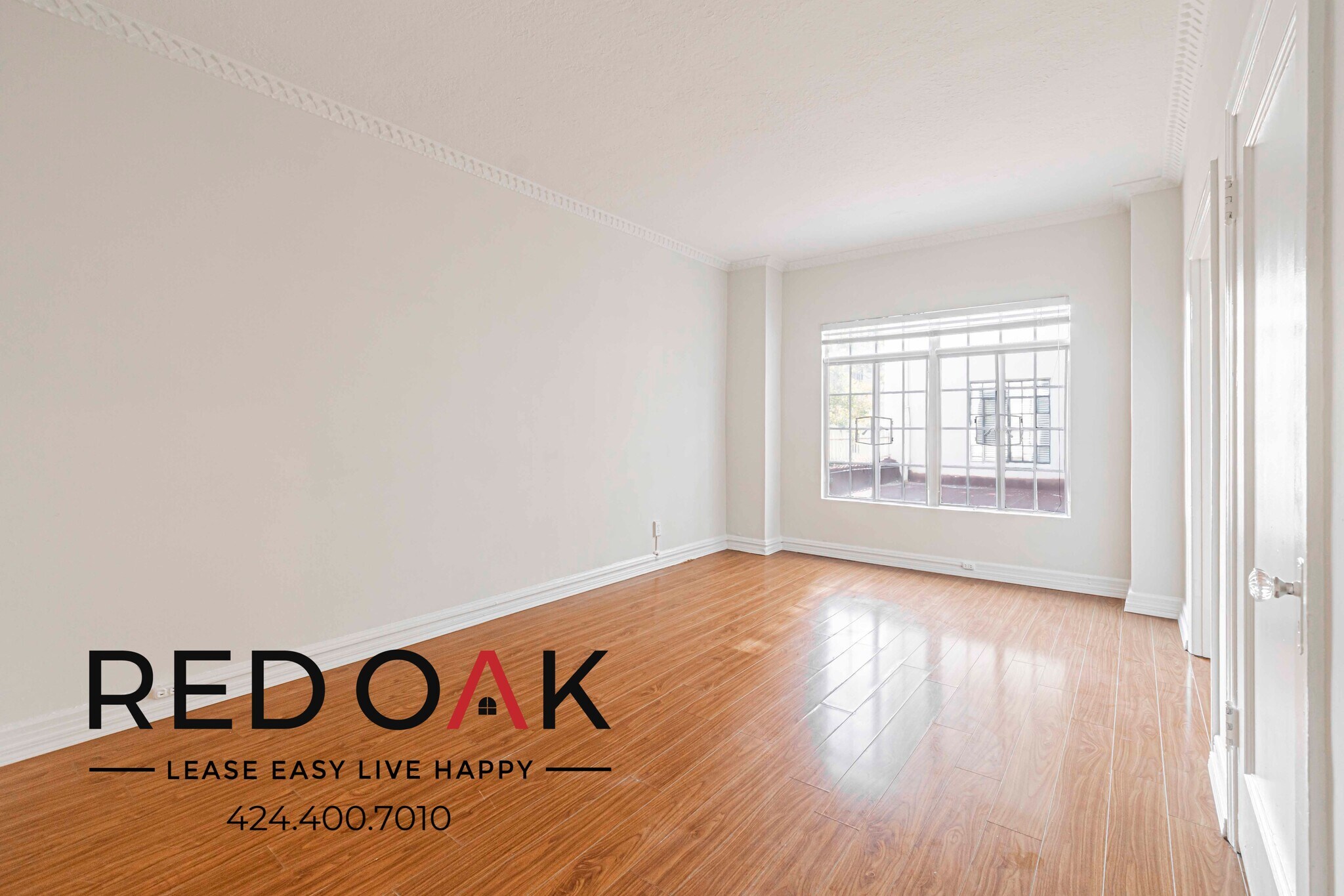 Building Photo - 570 N Rossmore Ave