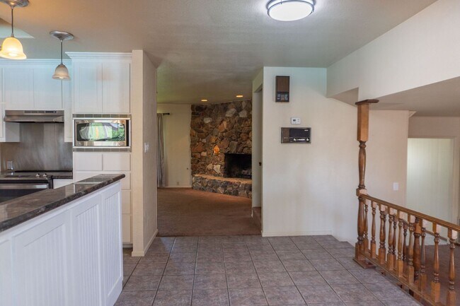 Building Photo - Spacious 3-Bedroom, 4-Bath Vintage Home wi...