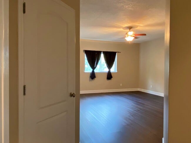 Building Photo - Lovely Modern Westside Home