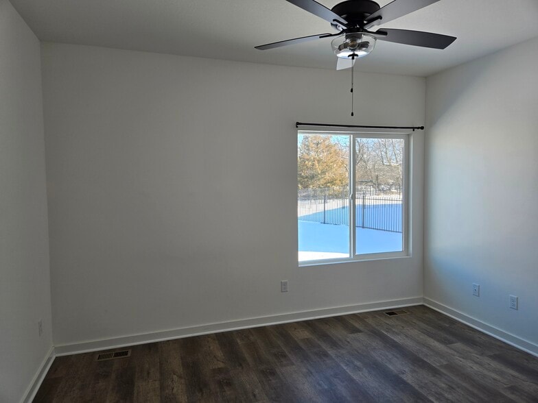 Building Photo - 5278 Pinecrest Ct N