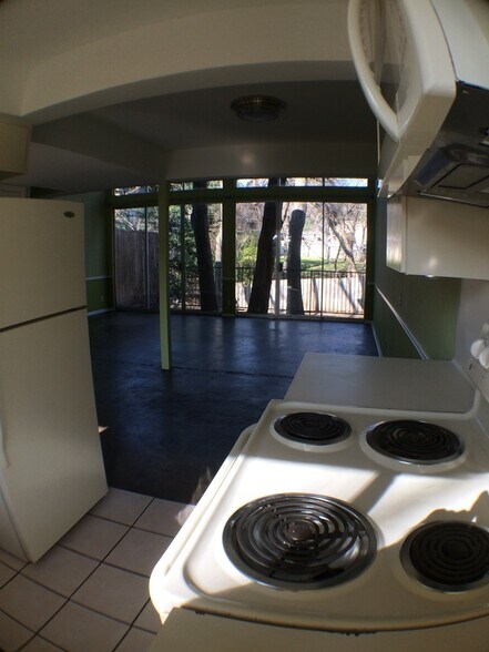 Building Photo - 1304 Mariposa Dr