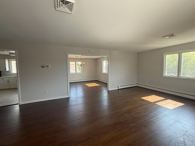 Building Photo - 303 Windsor Dr