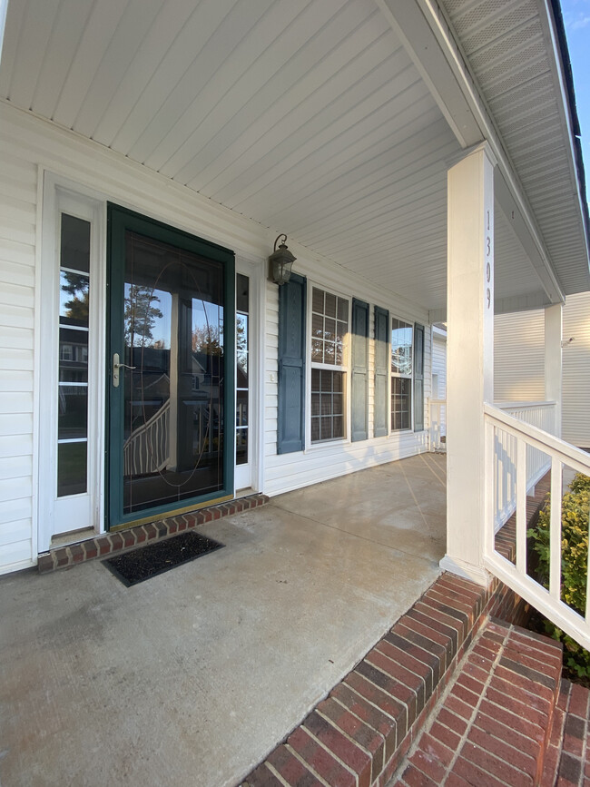 Front porch with sitting area - 1309 Ujamaa Dr