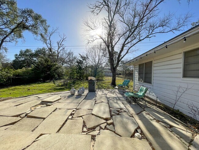 Building Photo - Adorable 4 Bed, 2 Bath Home for August 202...