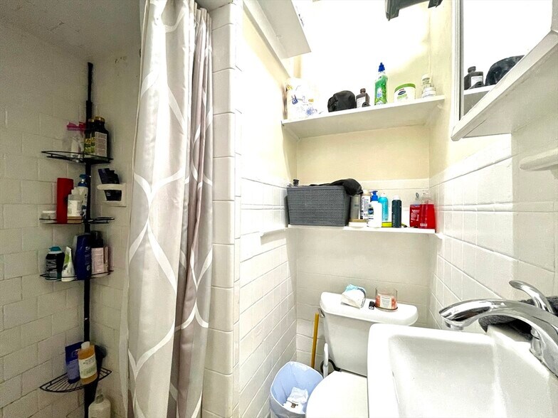 Building Photo - 137 Endicott St