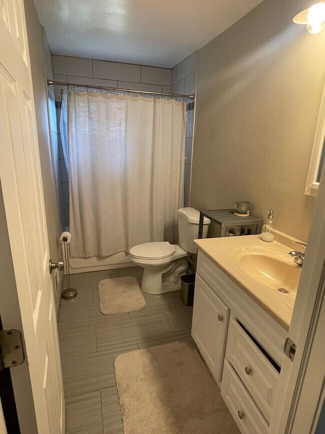 Building Photo - Charming 3-Bedroom Home with Updated Throughout & Fenced Yard!