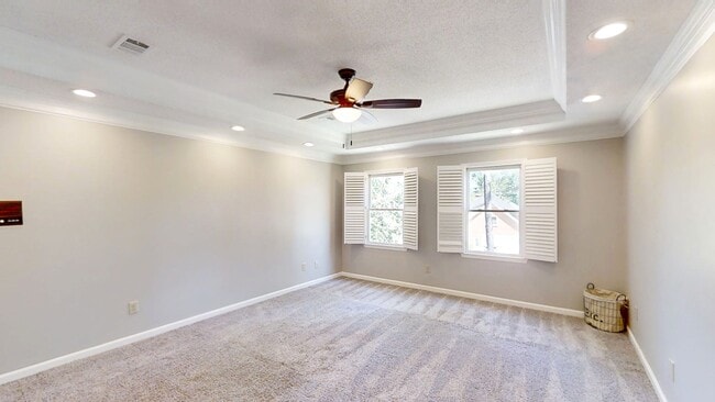 Building Photo - 4130 Knollcrest Cir N