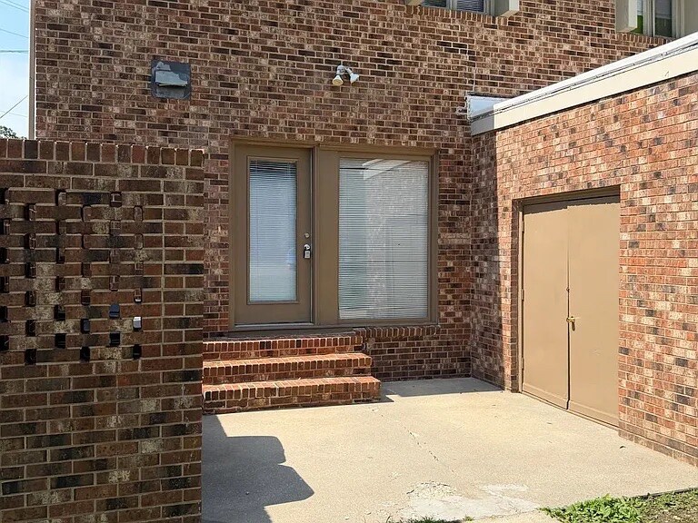 Building Photo - Room in Townhome on W Front St