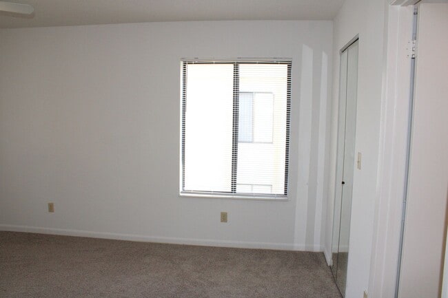 Building Photo - 952 Courtyard Ln