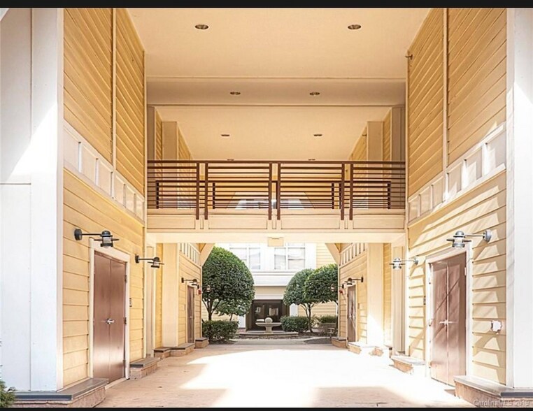 Building Photo - 2125 Southend Dr